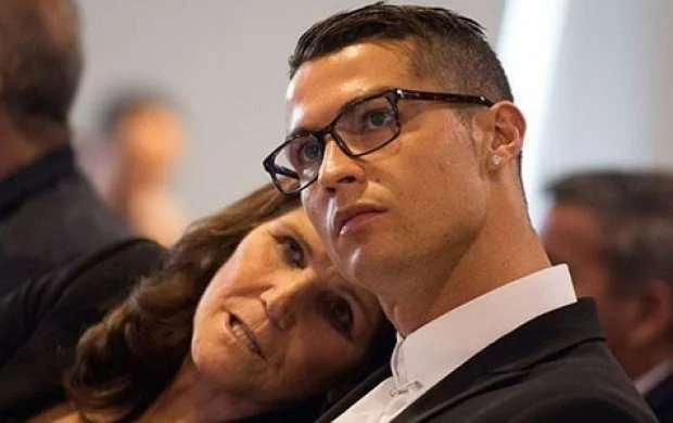 Ronaldonun anası: "Bizim evdə Messidən danışmaq qadağandı" 