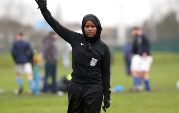 Britaniyanın ilk müsəlman qadın futbol hakimi (FOTOLAR) 