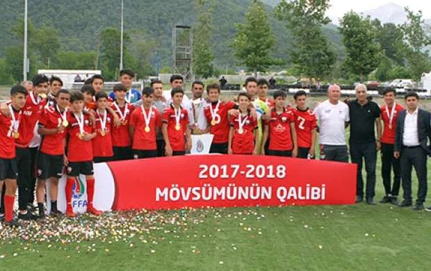 "Qəbələ"nin çempion komandaları mükafatlandırıldı 