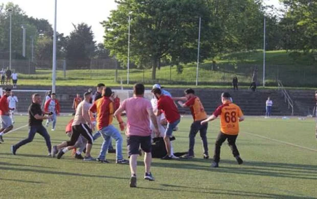 Futbolçular və azarkeşlər hakimi döydü - VİDEO 