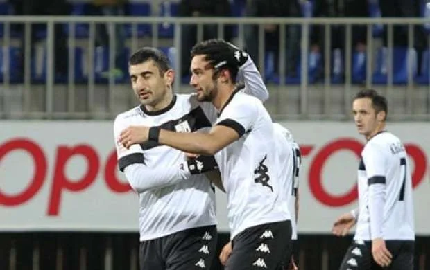 İki futbolçu "Neftçi"dən getdi 