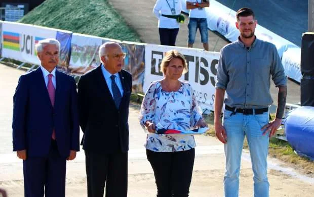 DÇ-nin keçici bayrağı Belçika nümayəndəsinə təqdim olunub - FOTOLAR 