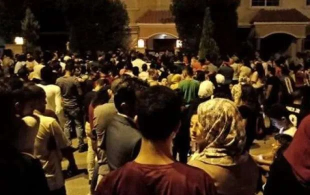 Salahın evinin qarşısında izdiham: ünvanı internetdə yayıldı... (VİDEO) 