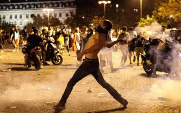 Parisdə qələbə qeydləri zamanı iğtişaşlar: 2 ölü (FOTO/VİDEO) 