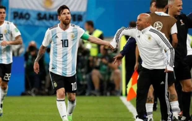 Messi hər kəsin önündə baş məşqçisini rəzil etdi 