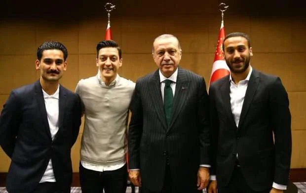 Mesut karyerasının bitirdi: "Qələbə qazananda alman, uduzanda köçkün oluram" 