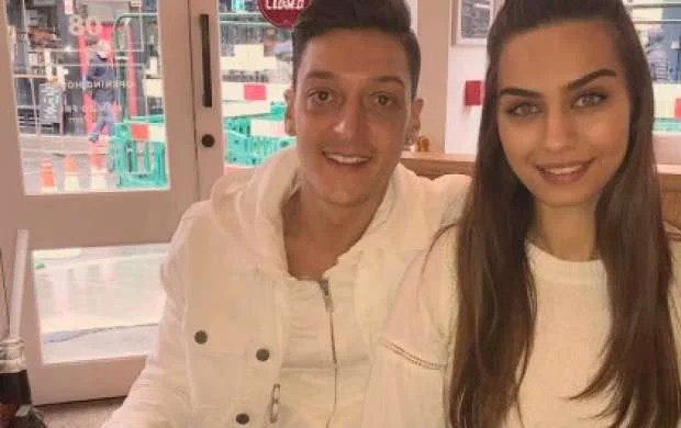 Məsut Özili "yandıran" fotonun altından nişanlısı çıxdı 