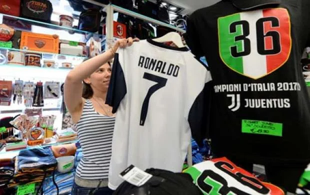"Yuventus" Ronaldonun futbolkasının satışından nə qədər qazanıb? 