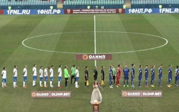 Rusiyada bayraq qalmaqalı: ukraynalı futbolçu rus bayrağına baxmadı - FOTO 