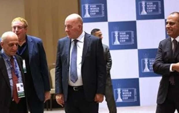 Elman Rüstəmov şahmatçıların maaşını vermir 