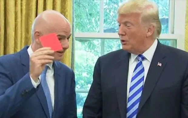 FIFA prezidenti Trampa qırmızı kart göstərdi (FOTO/VİDEO) 