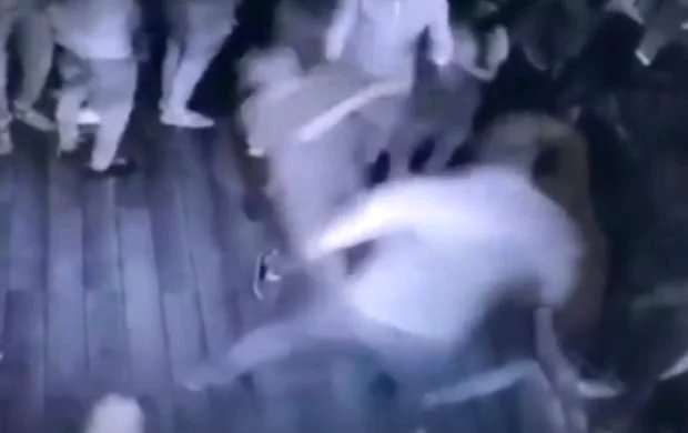 Məşhur döyüşçü gecə klubunu rinqə çevirdi: 7 nəfəri nakauta saldı - FOTO/VİDEO 