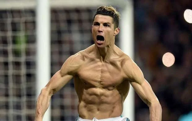 Ronaldo haqqında maraqlı fakt: Güzgünün qarşısında lüt dayanıb Messini xatırladı 