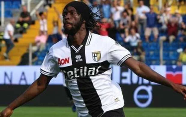 Futbolçu rəqibin bütün oyunçularını aldadaraq qol vurdu - VİDEO 