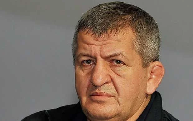 Həbibin atası Makqreqoru bağışladı 
