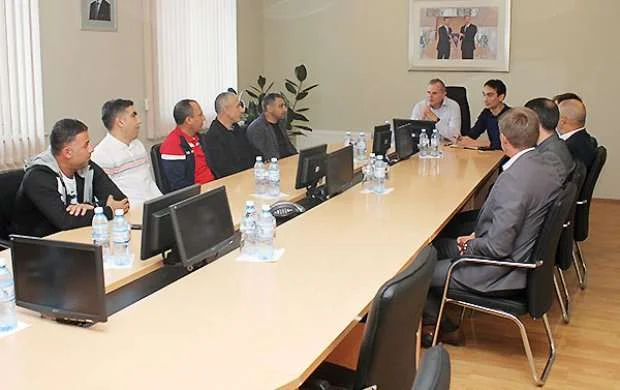 Stuxlik klub nümayəndələrini başına topladı 