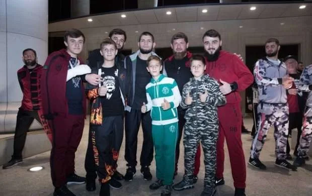 Kadırov Həbibə fəxri ad və avtomobil verdi (FOTO/VİDEO) 