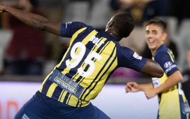 Useyn Bolt futbolçu karyerasında ilk qollarını vurdu - VİDEO 