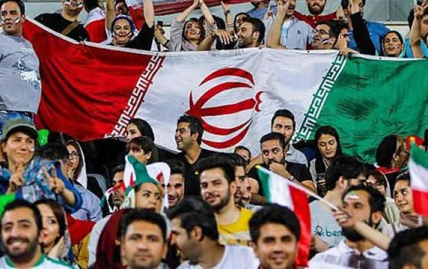 İranda qadınlar ilk dəfə stadiona buraxıldı 