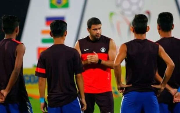 Azərbaycanda futbolçu baş məşqçini döydü 