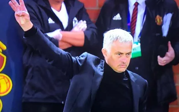 Mourinyodan fanatlara 3 barmaq - FOTO  