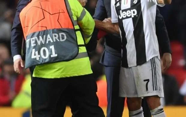 "Old Trafford"da özünü Ronaldoya çatdıran fanat - FOTO 