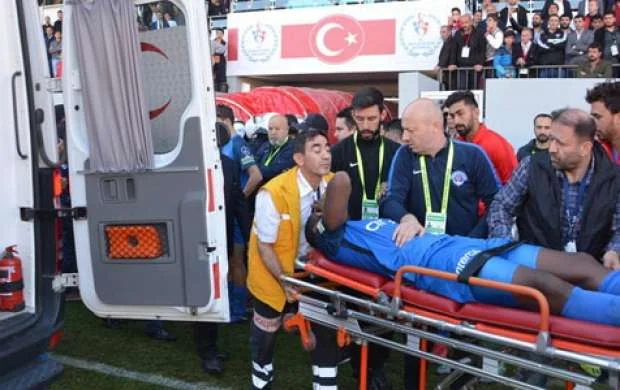 Türkiyə Kubokunda futbolçuya butulka atıldı, oyun təxirə salındı 