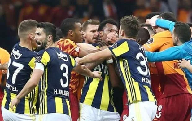 "Qalatasaray" - "Fənərbaxça" oyununda dava düşdü - VİDEO 