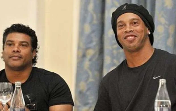 Məhkəmə Ronaldinyonun pasportuna həbs qoydu 