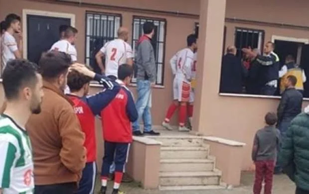 Daha bir futbolçu meydanda öldü 