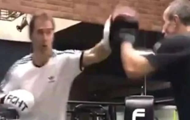 "Real"dan qovulan baş məşqçi boksa başladı - VİDEO 