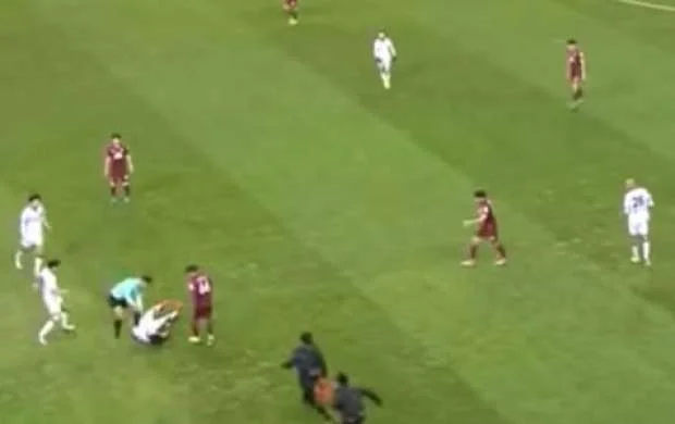 Futbolda dəhşət anları: futbolçunun boynunu qırıldı - VİDEO 