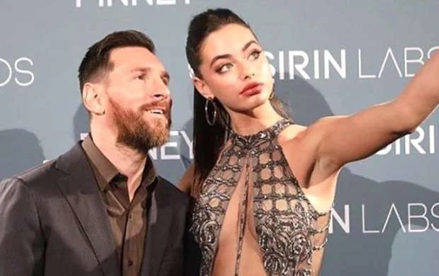 18 yaşlı modellə görüşən Messi özünü itirdi - FOTO/VİDEO 