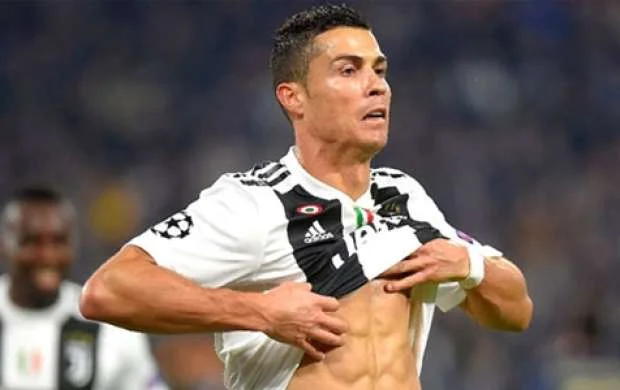 Məşhur futbolçudan şok sözlər: "Ronaldo qadın kimidi, ona aşiq olmuşam" 