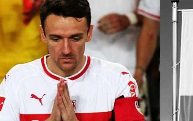 Futbolçunun atası oğlunun oyununda öldü 