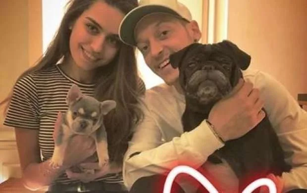 Mesut Özil sevgilisindən ayrılmayıb - FOTO 