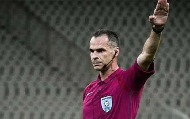 FIFA referisi döyüldü, ölkə çempionatı dayandırıldı 