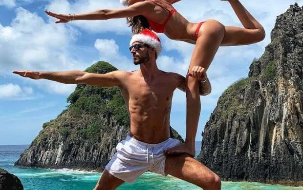 Futbolçu və sevgilisinin yarıçılpaq Yeni il FOTOSU 