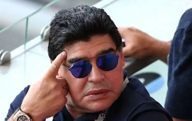 Maradona itkin düşüb 