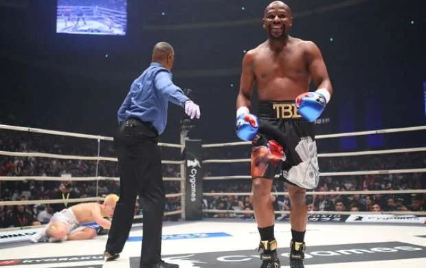 Bir yumruqla 9 milyon dollar qazandı - FOTO/VİDEO 