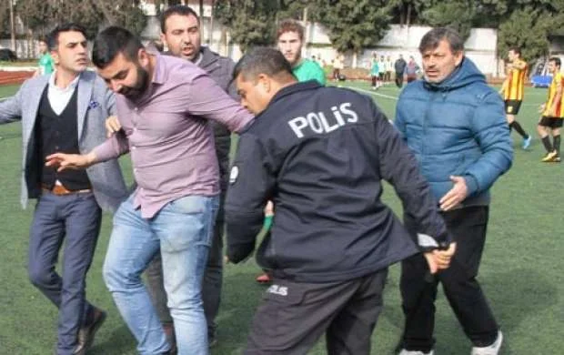 Baş məşqçi və futbolçular hakimi döydü - VİDEO 