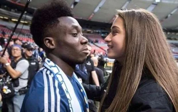"Bavariya" yeni futbolçusunun sevgilisinə də transfer təklifi göndərdi 