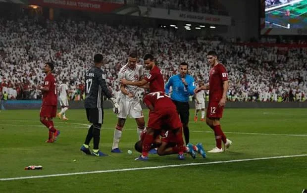 Futbolçulara ayaqqabı atdılar 