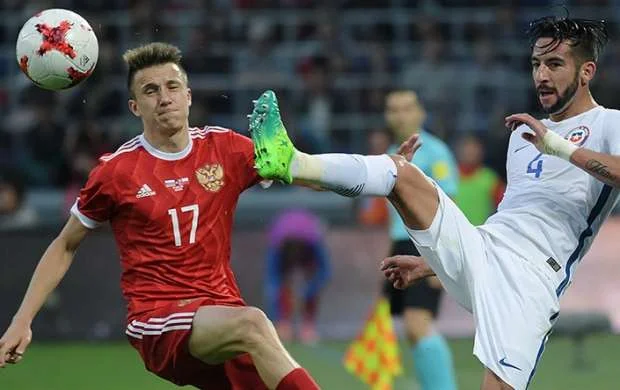 Rus futbolçu İstanbul nəhənginə keçir - Türkiyəyə uçdu 