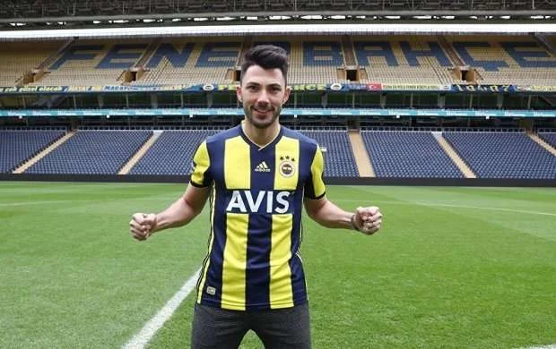 "Beşiktaş"ın yarımmüdafiəçisi "Fənər"ə keçdi - RƏSMİ 