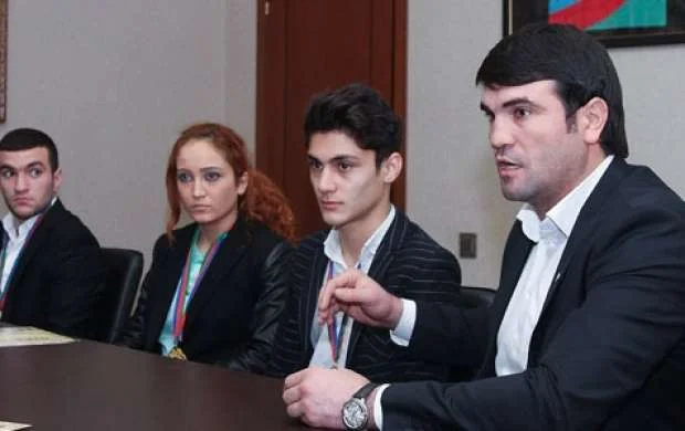 "Neftçi"nin sabiq baş məşqçisi məmurun otağında qayınatasını döyüb 