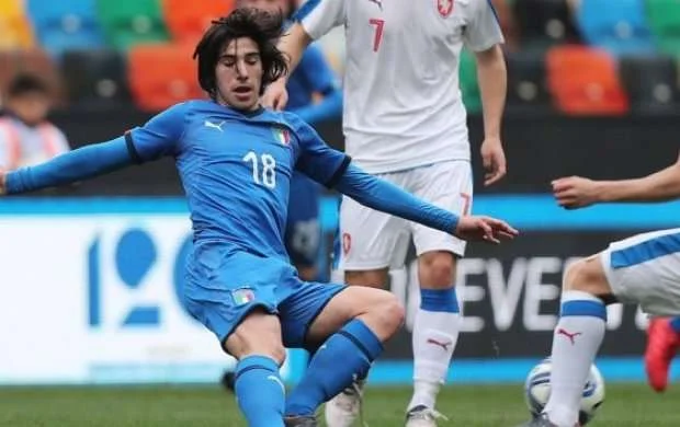İngilislər 18 yaşlı italyana 43 milyon funt sterlinq verir 