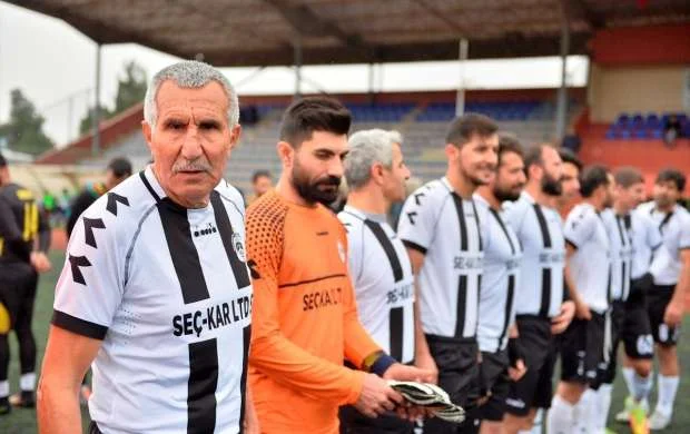 70 yaşlı futbolçu transfer olundu - FOTOLAR 