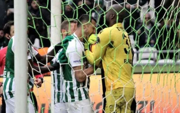 Qoldan sonra qapıçını dişlədi - FOTO 