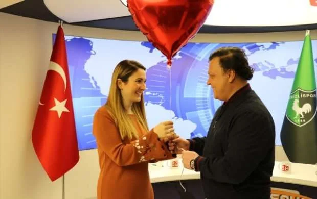Şərhçi canlı yayımda sevgilisinə evlilik təklif etdi - FOTOLAR 